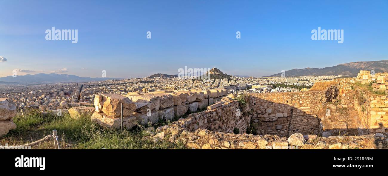 Ruines antiques surplombant le paysage urbain d'Athènes sous ciel bleu clair, Acropole Banque D'Images