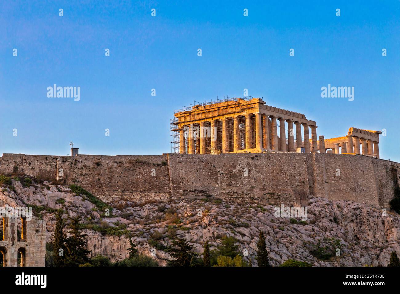 Parthénon illuminé la nuit contre un ciel bleu vibrant à Athènes Banque D'Images