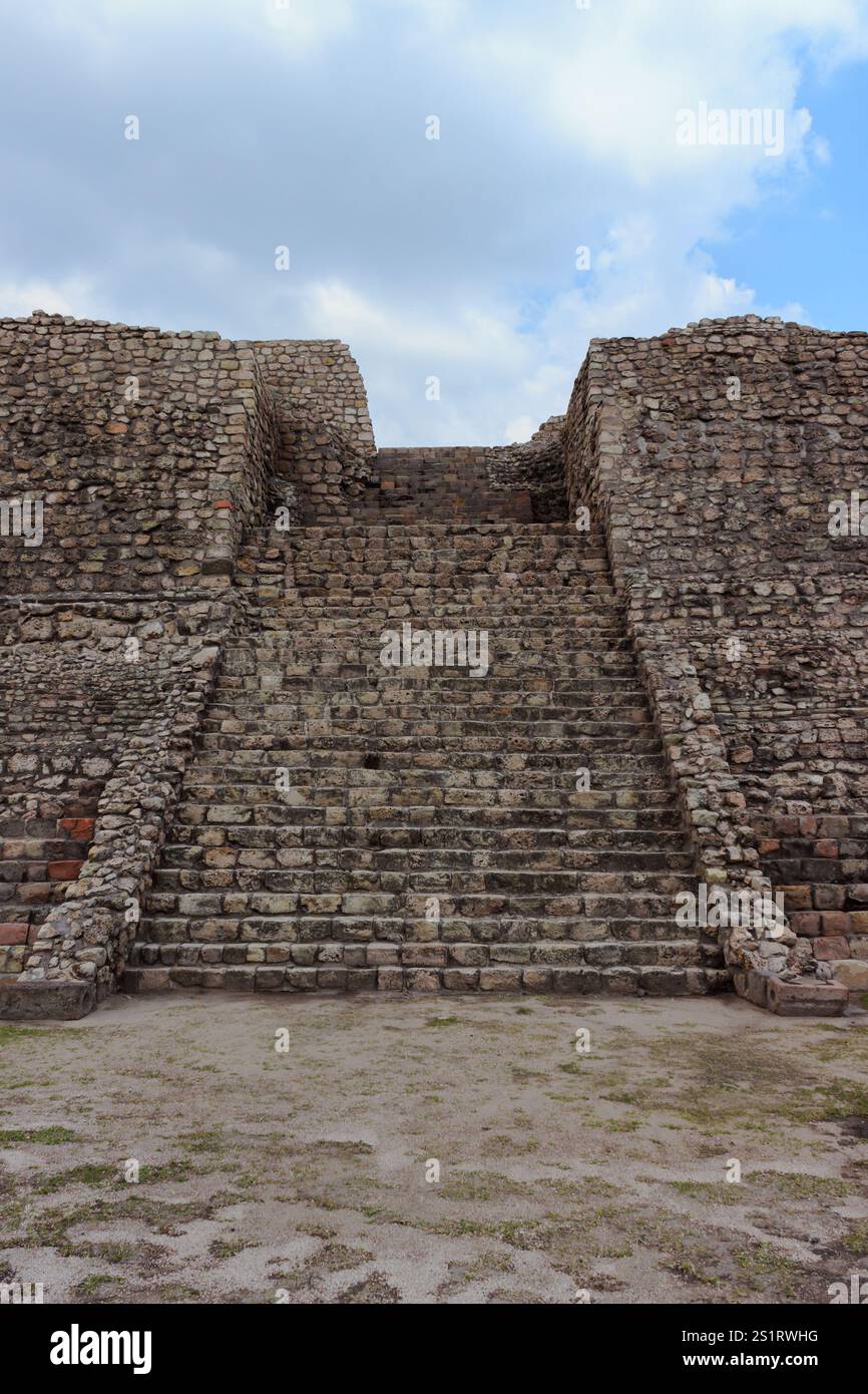 Ancienne pyramide en pierre avec escalier sous ciel bleu, Canada de la Virgen, Mexique Banque D'Images