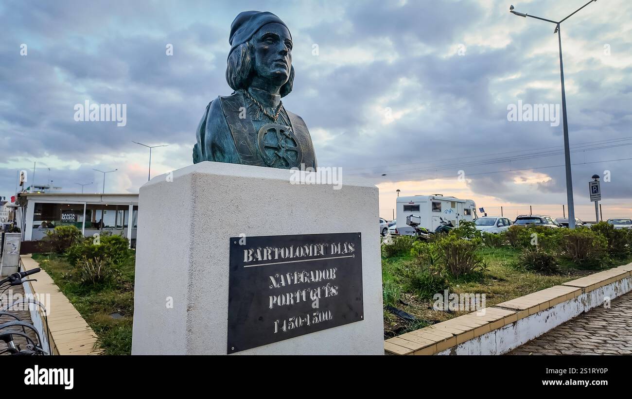 une statue publique de bartolomeu dias, un navigateur et explorateur portugais renommé, située sur le front de mer à faro, portugal Banque D'Images