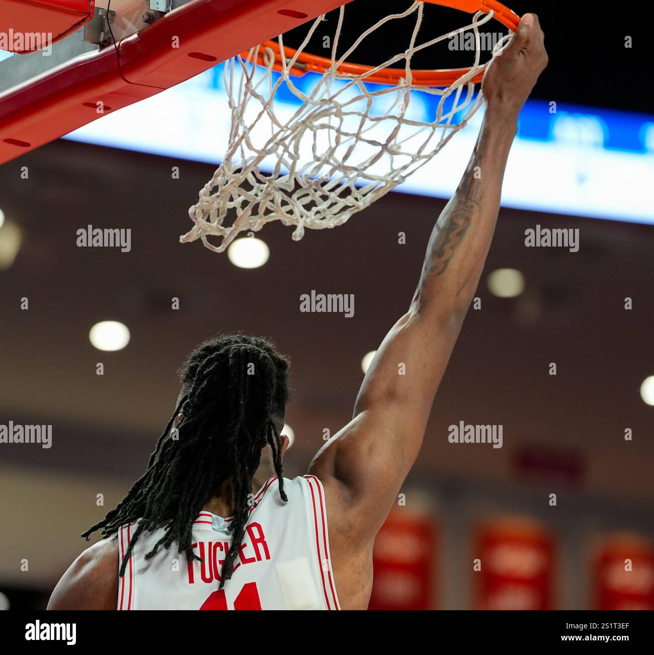 Houston, Texas, États-Unis. 4 janvier 2025. L'attaquant de Houston JOSEPH TUGLER (11 ans) est suspendu au plateau après avoir trempé la balle lors d'un match de basket universitaire entre les Cougars de Houston et les Cougars de BYU le 4 janvier 2025 à Houston, Texas. Houston a gagné, 86-55. (Crédit image : © Scott Coleman/ZUMA Press Wire) USAGE ÉDITORIAL SEULEMENT! Non destiné à UN USAGE commercial ! Banque D'Images