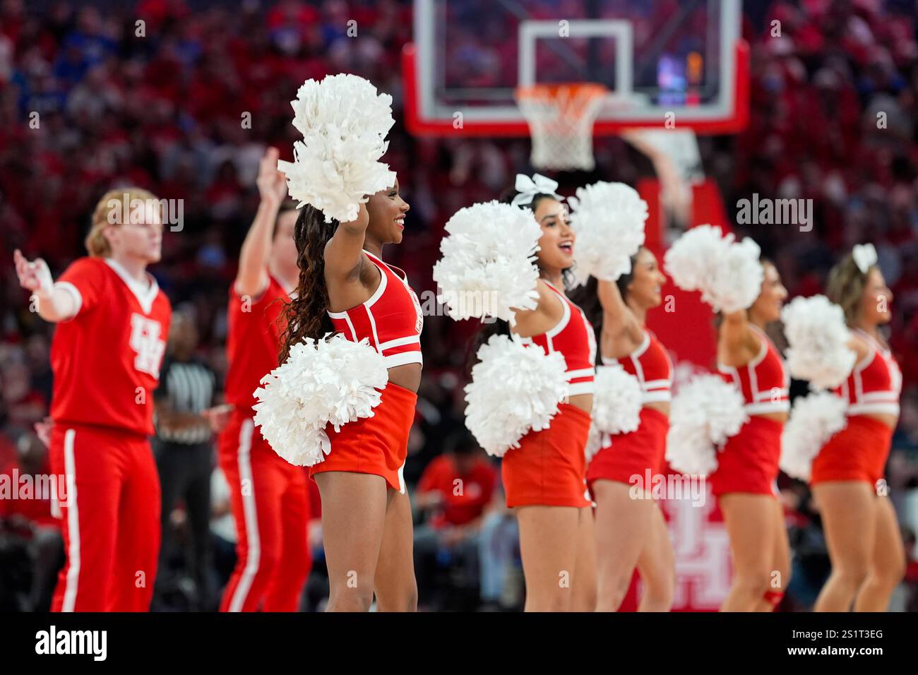 Houston, Texas, États-Unis. 4 janvier 2025. Les Cheerleaders des Cougars de Houston se produisent lors d'un match de basket universitaire entre les Cougars de Houston et les Cougars de BYU le 4 janvier 2025 à Houston, Texas. Houston a gagné, 86-55. (Crédit image : © Scott Coleman/ZUMA Press Wire) USAGE ÉDITORIAL SEULEMENT! Non destiné à UN USAGE commercial ! Banque D'Images