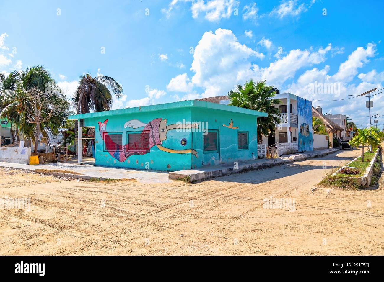 Art de rue coloré sur un bâtiment dans une communauté tropicale côtière, Isla Holbox, Mexique Banque D'Images