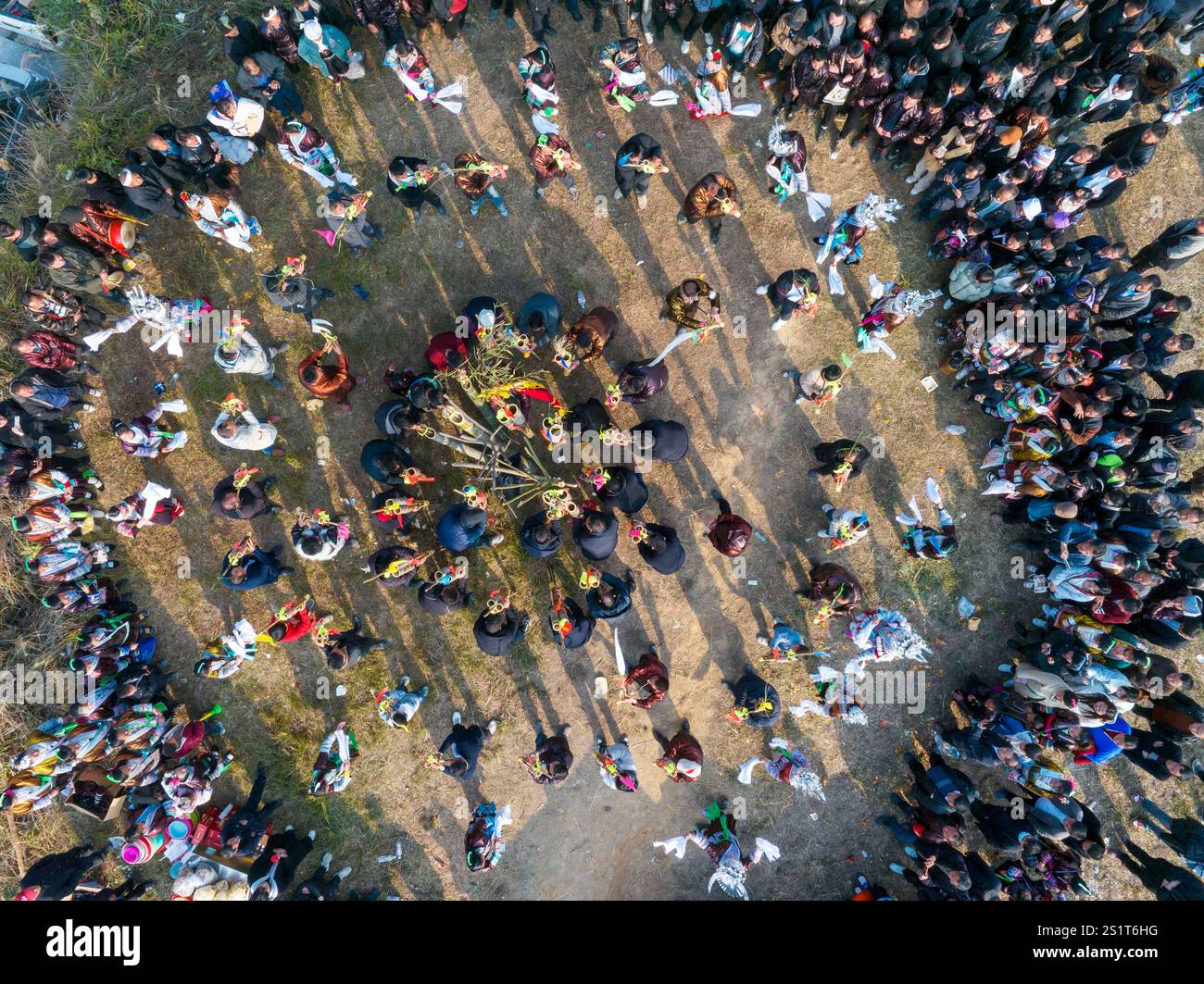 La photo prise le 4 janvier 2025 montre la danse Lusheng de l'ethnie Miao dans le village de Yaoet, dans la province du Guizhou du sud-ouest de la Chine. Banque D'Images