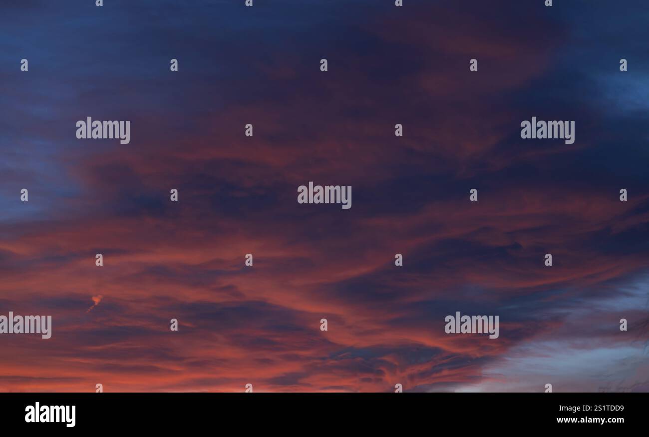 Nuages rouges du soir avec soleil couchant, Bavière, Allemagne, Europe Banque D'Images