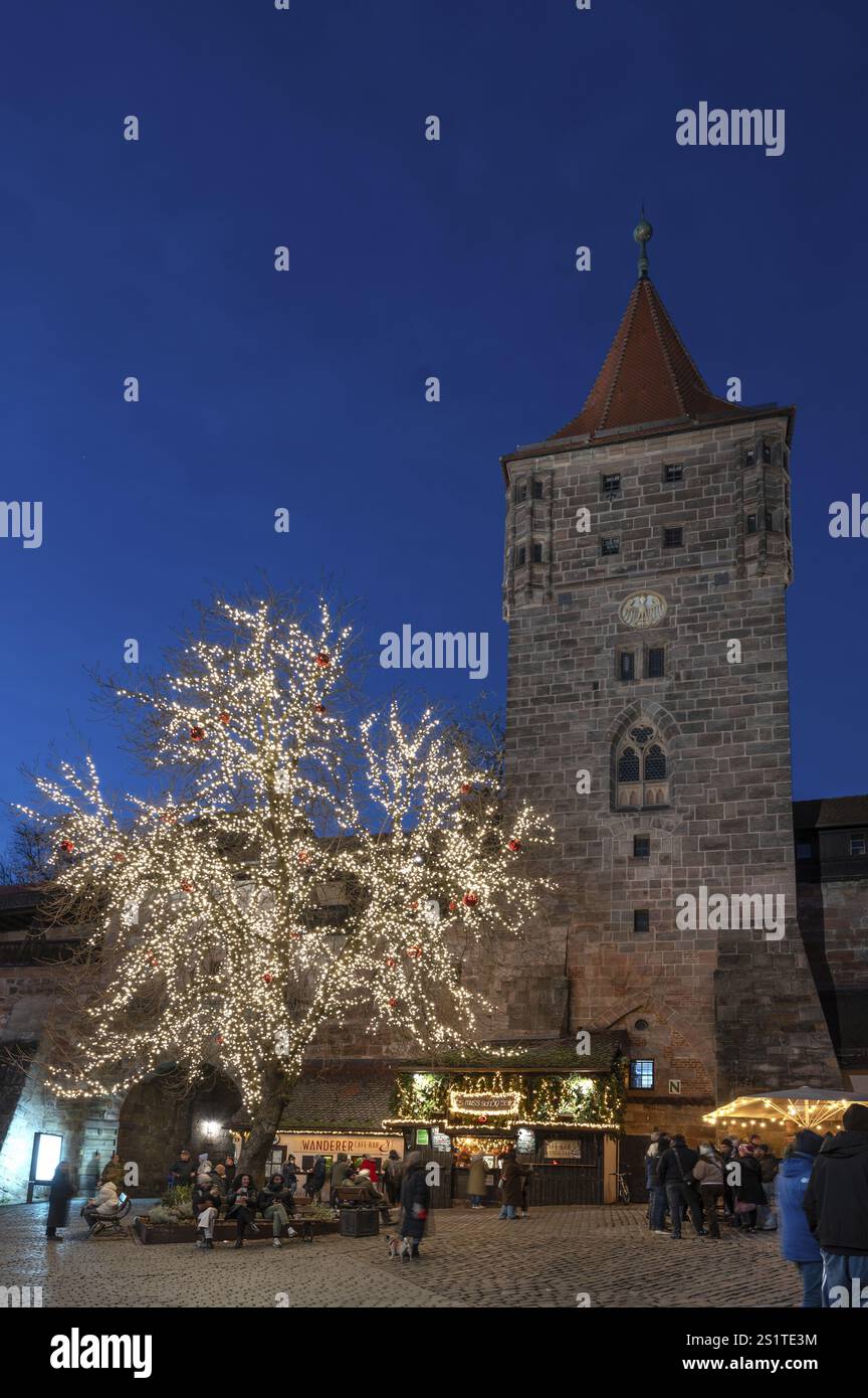 Arbre de lumières avec le Tiergaertnertor dans la soirée pendant la saison de Noël, Tiergaertnertorplatz, Nuremberg, moyenne Franconie, Bavière, allemand Banque D'Images