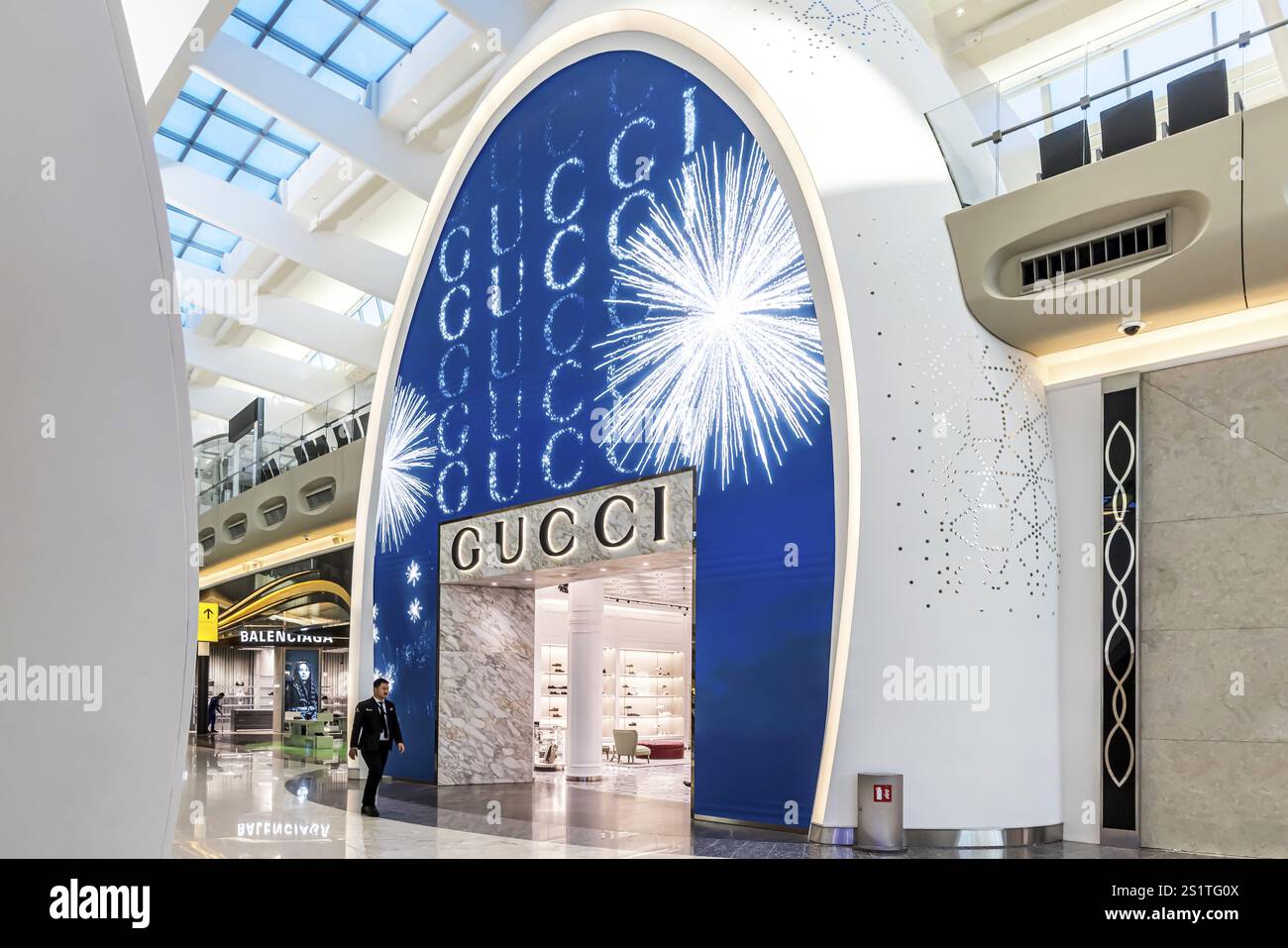 Aéroport d'Abu Dhabi, aéroport international de Zayed avec passagers. Boutique duty free de la marque Gucci. Le nouveau terminal A a une capacité de 45 millions de pas Banque D'Images