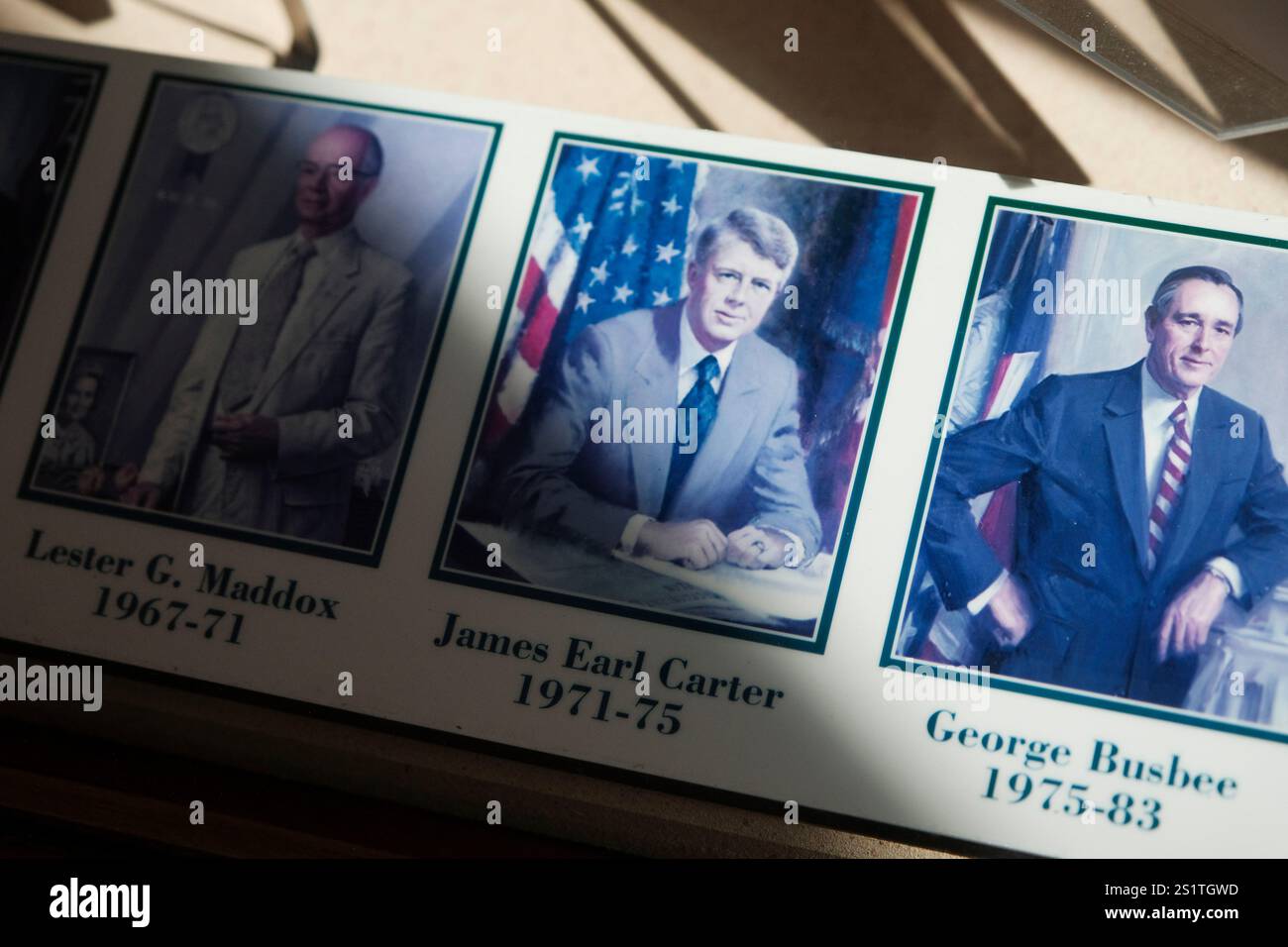 Atlanta, Géorgie, États-Unis. 4 janvier 2025. Une photo de l'ancien président Jimmy carter à côté des gouverneurs précédents et successeurs de Géorgie. Carter a été le 39e président des États-Unis de 1977 à 1981, le 76e gouverneur de Géorgie de 1971 à 1975, et en tant que membre démocrate du Sénat de Géorgie de 1963 à 1967. Carter est décédé le 29 décembre 2024 à l’âge de 100 ans. (Crédit image : © John Arthur Brown/ZUMA Press Wire) USAGE ÉDITORIAL SEULEMENT! Non destiné à UN USAGE commercial ! Banque D'Images