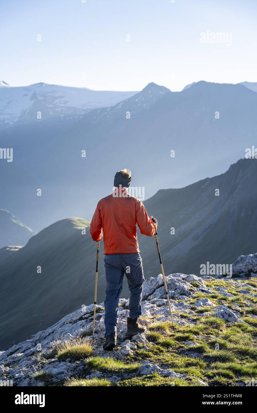 Randonneur profitant du panorama de montagne le matin, groupe Venediger, derrière Dreiherrenkopf, Simonysitze et Grosser Geiger, Hohen Tauern, Autriche, UE Banque D'Images