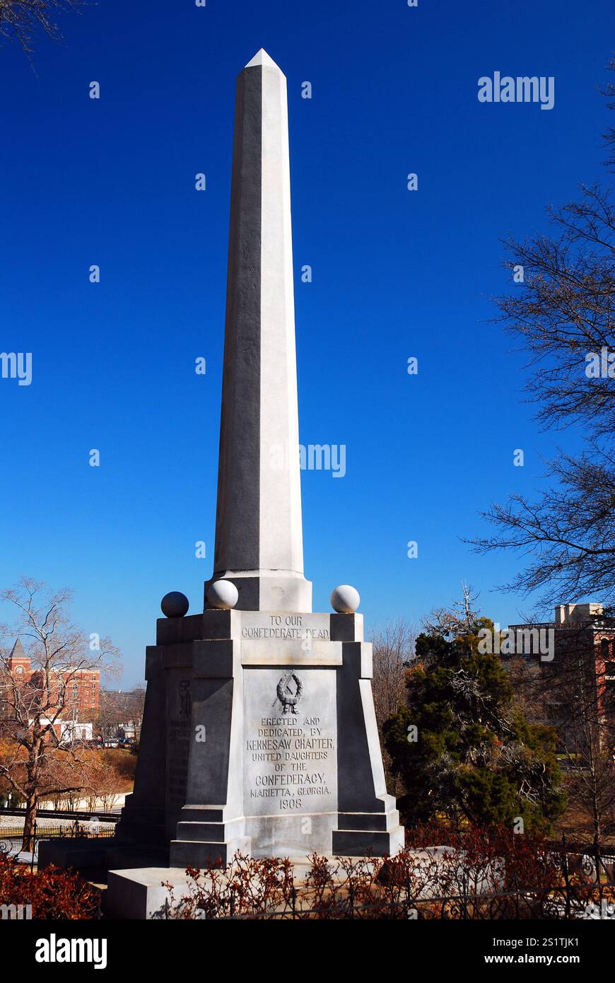 Un grand obélisque sert de mémorial au soldat confédéré tombé mort, tué sur un champ de bataille voisin, dans un cimetière de Marietta, en Géorgie Banque D'Images