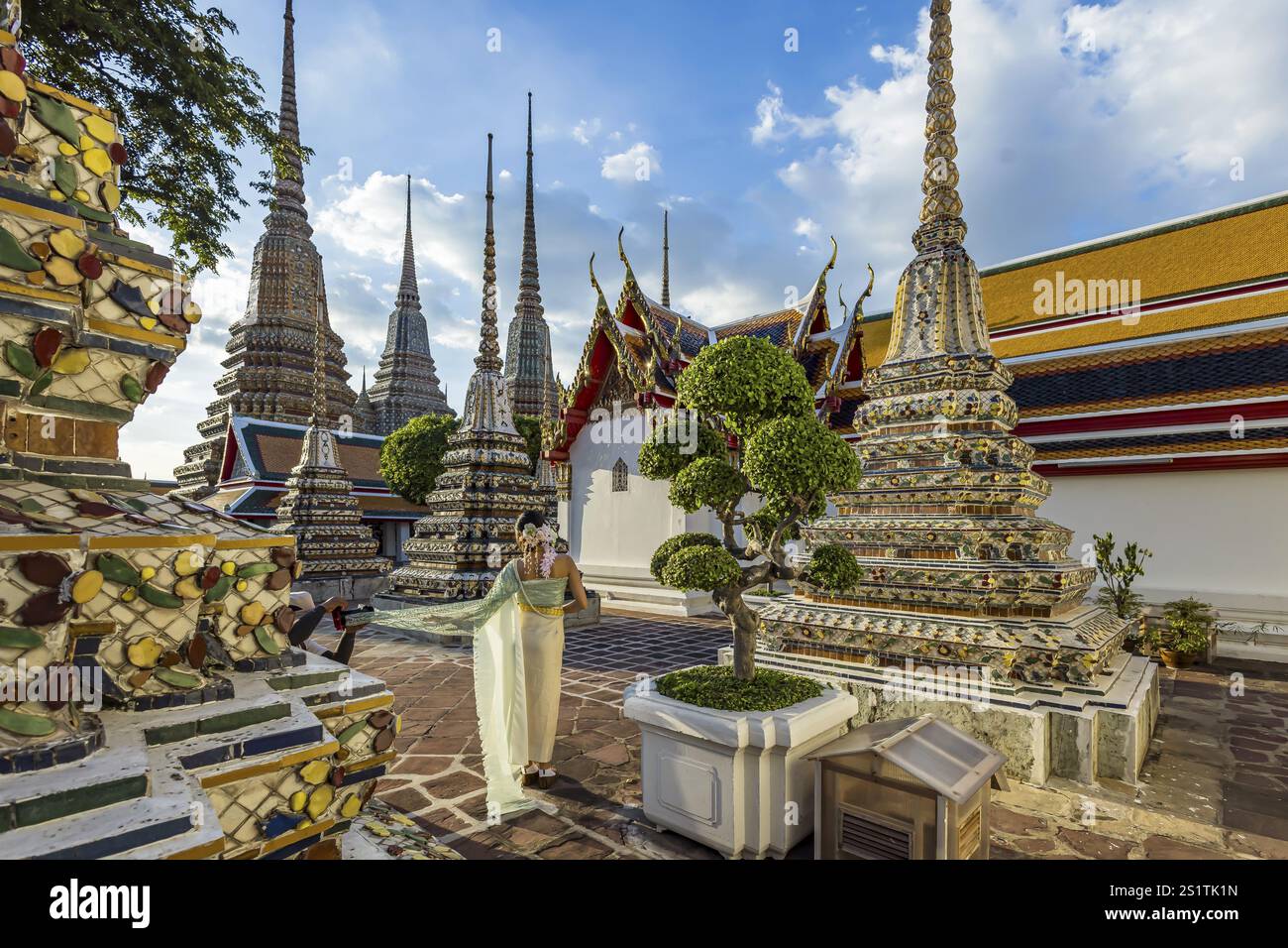 Le temple Wat Pho est le plus ancien monastère bouddhiste de Bangkok, près du Grand Palais. Quatre chedis sont parmi les plus précieux de Bangkok. Danseuse de temple. Bangko Banque D'Images