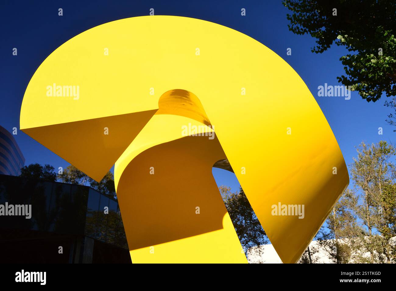 La sculpture jaune de Charles O Perry Ram se trouve dans la cour d'un parc d'affaires et de bureaux à Costa Mesa, en Californie Banque D'Images