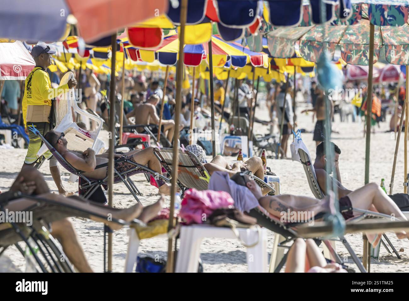 Surtourisme en Thaïlande. Tourisme de masse sur la plage de sable de Patong, les transats sont emballés étroitement ensemble. La plage s'étend sur environ trois k Banque D'Images