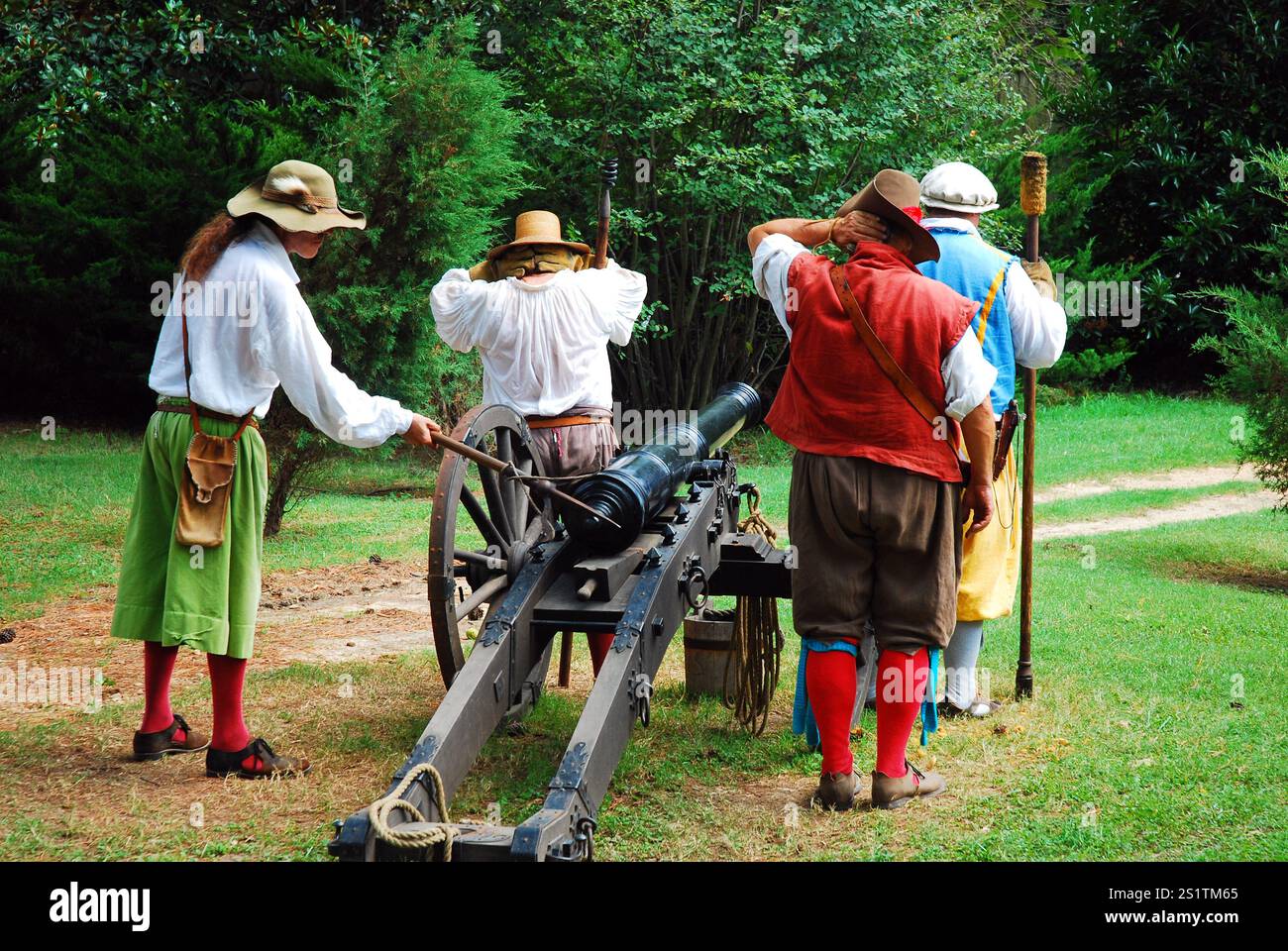 Un groupe d'hommes costumés coloniaux se prépare à allumer un canon pour une démonstration d'artillerie à Jamestown, en Virginie Banque D'Images