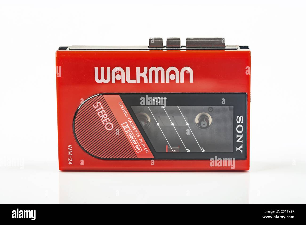 WETZLAR, Allemagne : 2022-04-16 : magnifique SONY WALKMAN WM-24 rouge vintage sur fond lumineux Banque D'Images