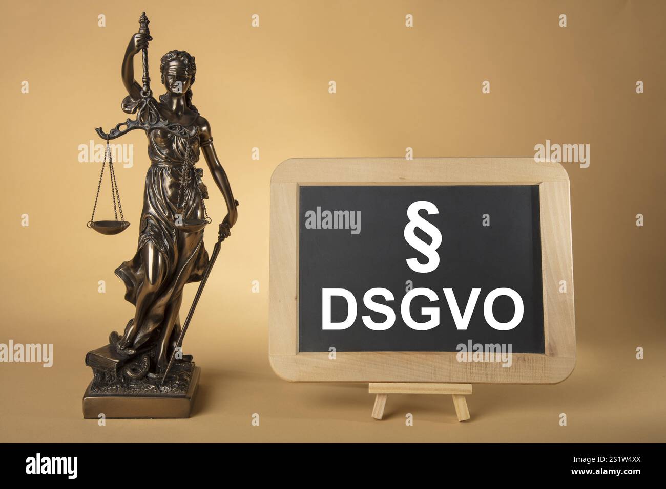 Figurine Justizia avec plaque noire DSGVO sur fond beige Banque D'Images