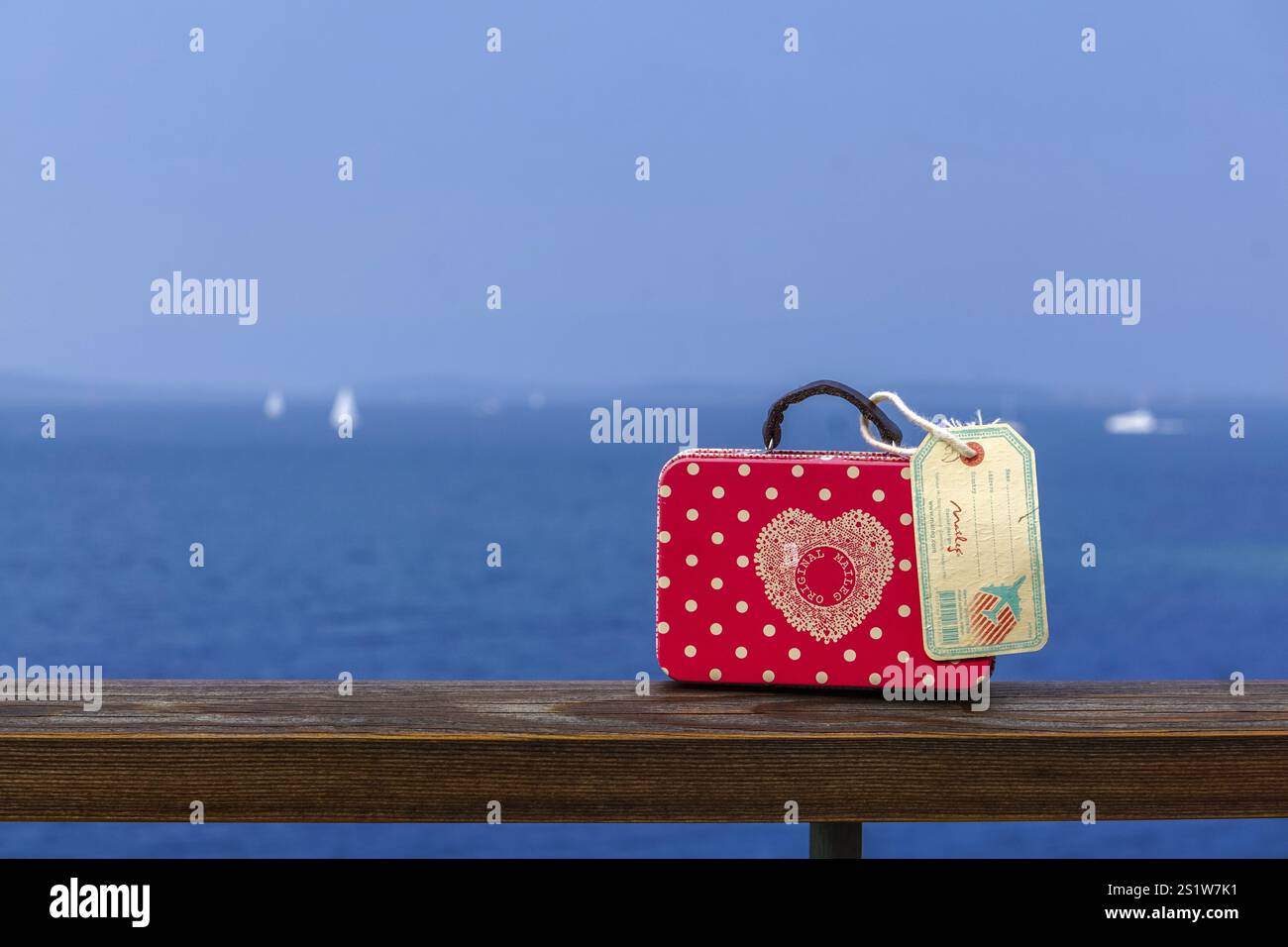 Petite valise rouge en voyage au beau bord de mer en Croatie. Valise rouge en voyage à la belle mer en Croatie Banque D'Images