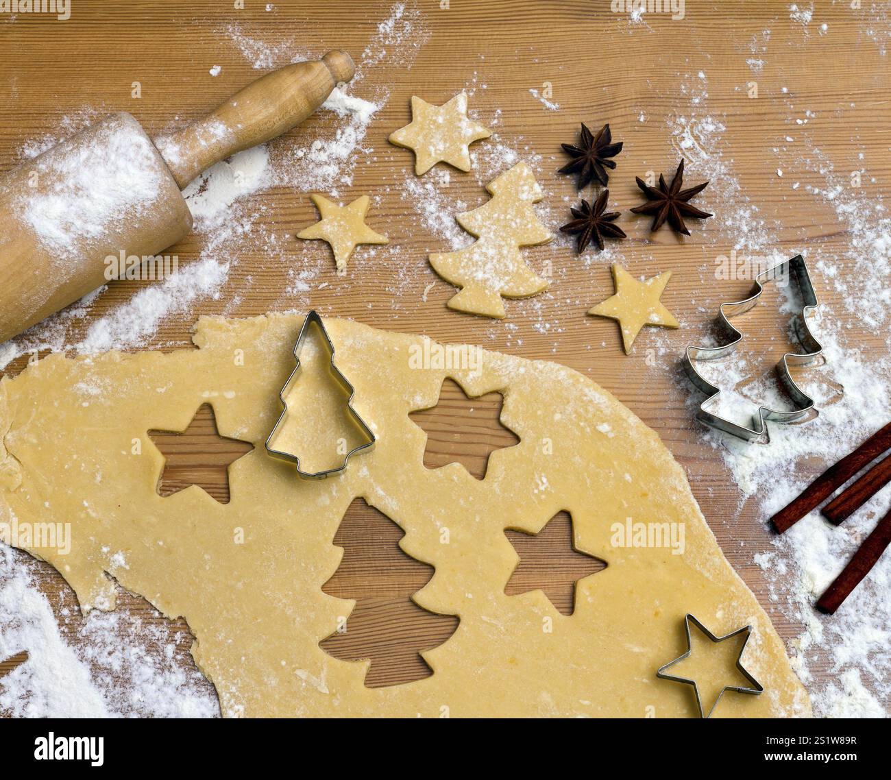 Cuisson des biscuits et des biscuits pendant l'Avent. Préparation pour Noël Autriche Banque D'Images