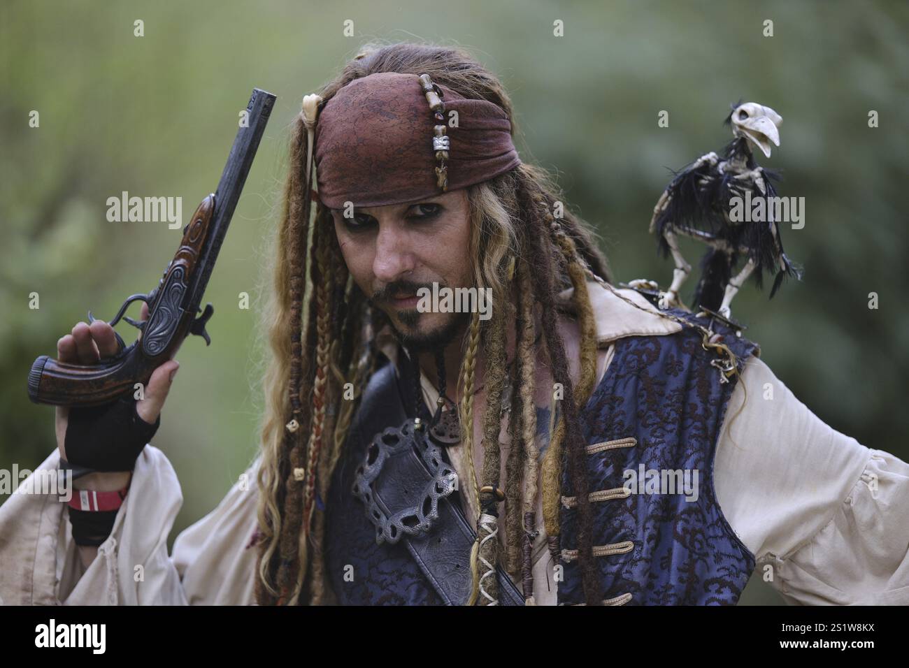 Homme en costume de pirate avec oiseau sur son épaule Banque D'Images