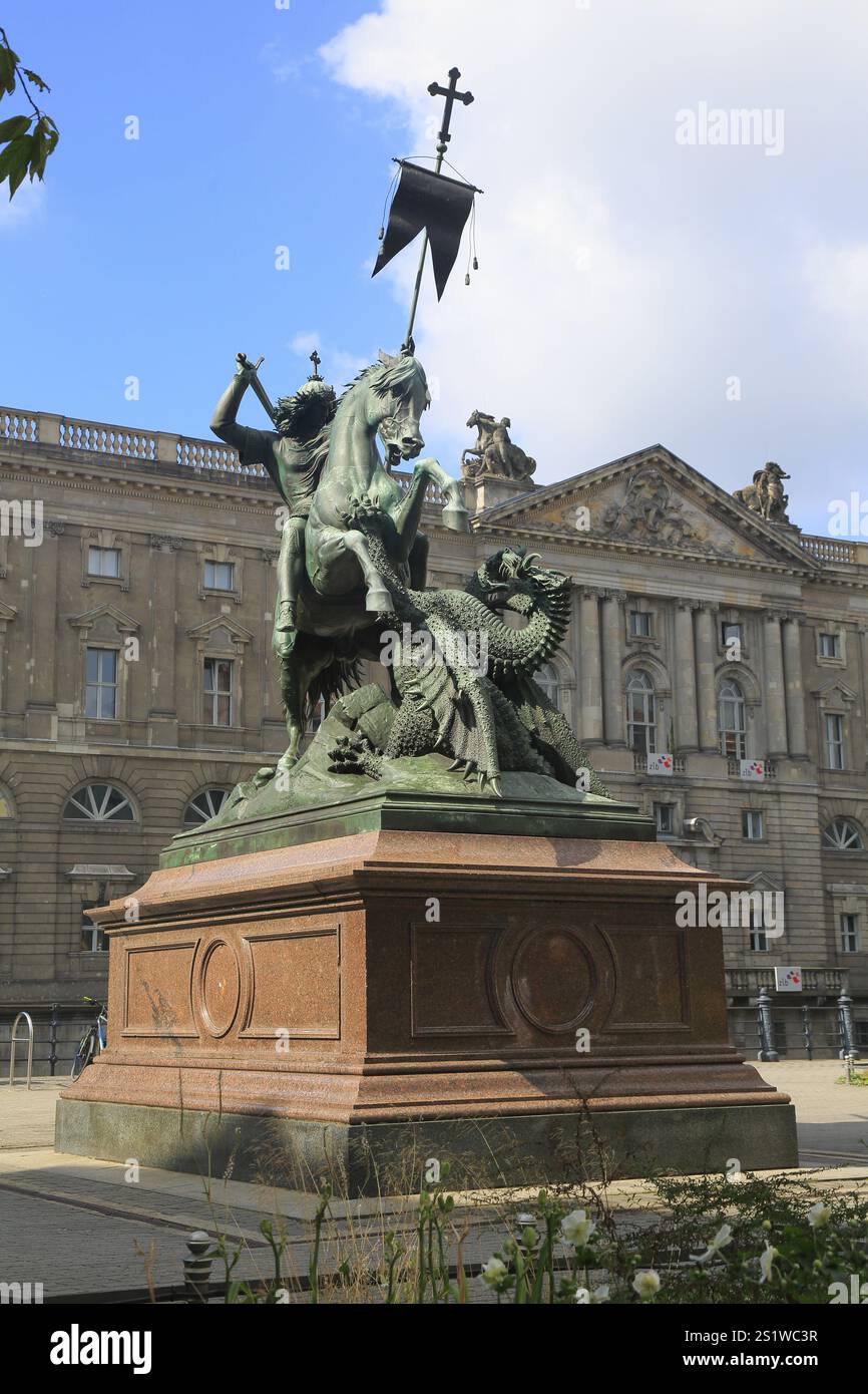 Statue de St George combattant le dragon dans le quartier Nikolai, Berlin, Allemagne, Europe Banque D'Images