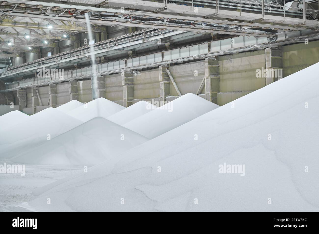 Entrepôt d'usine chimique avec système de convoyeur transportant des matériaux pendant les opérations industrielles dans une usine de fabrication Banque D'Images