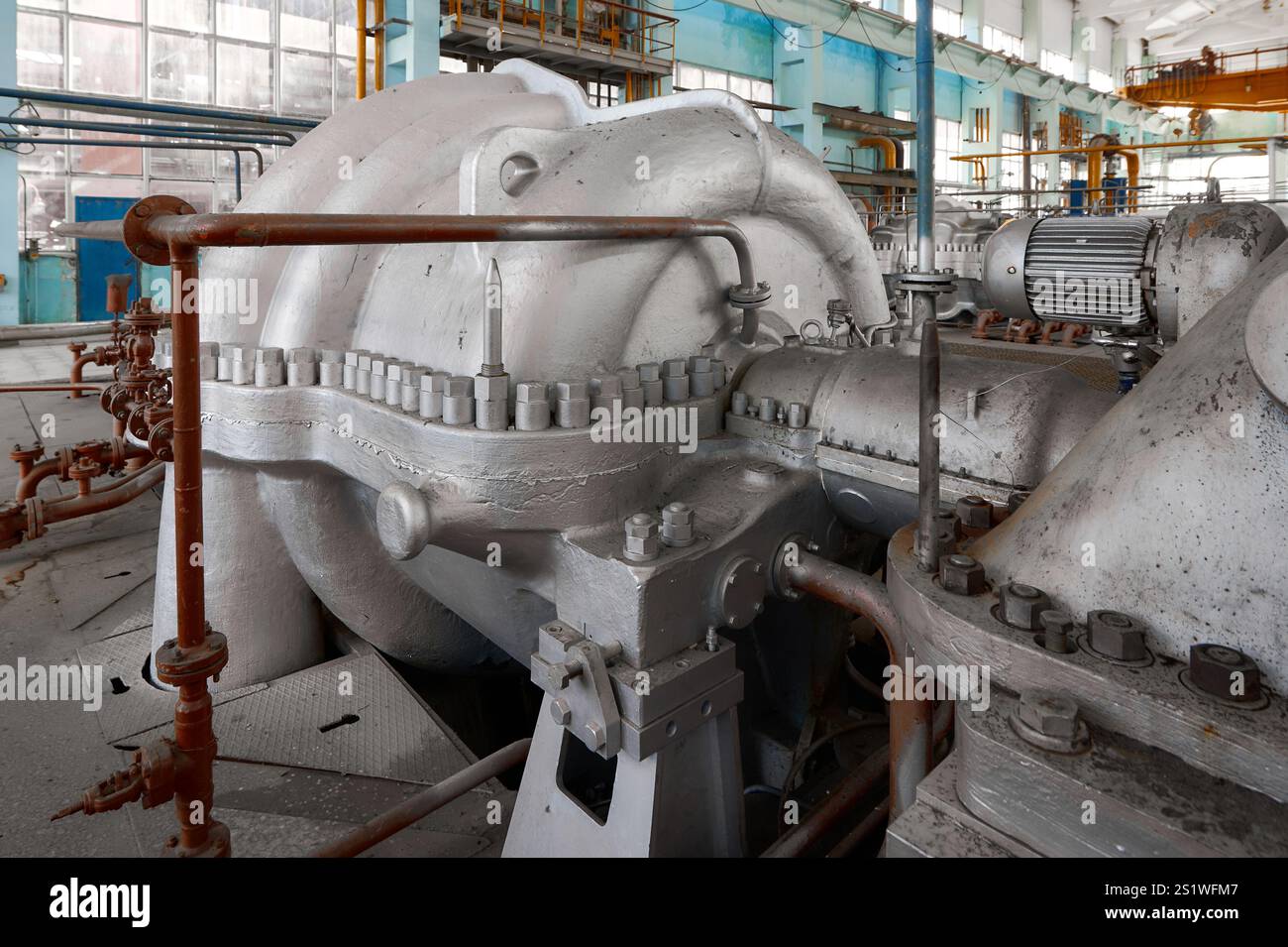 Pompe industrielle puissante dans une usine chimique travaillant sur le transfert et le traitement des fluides pendant la journée Banque D'Images
