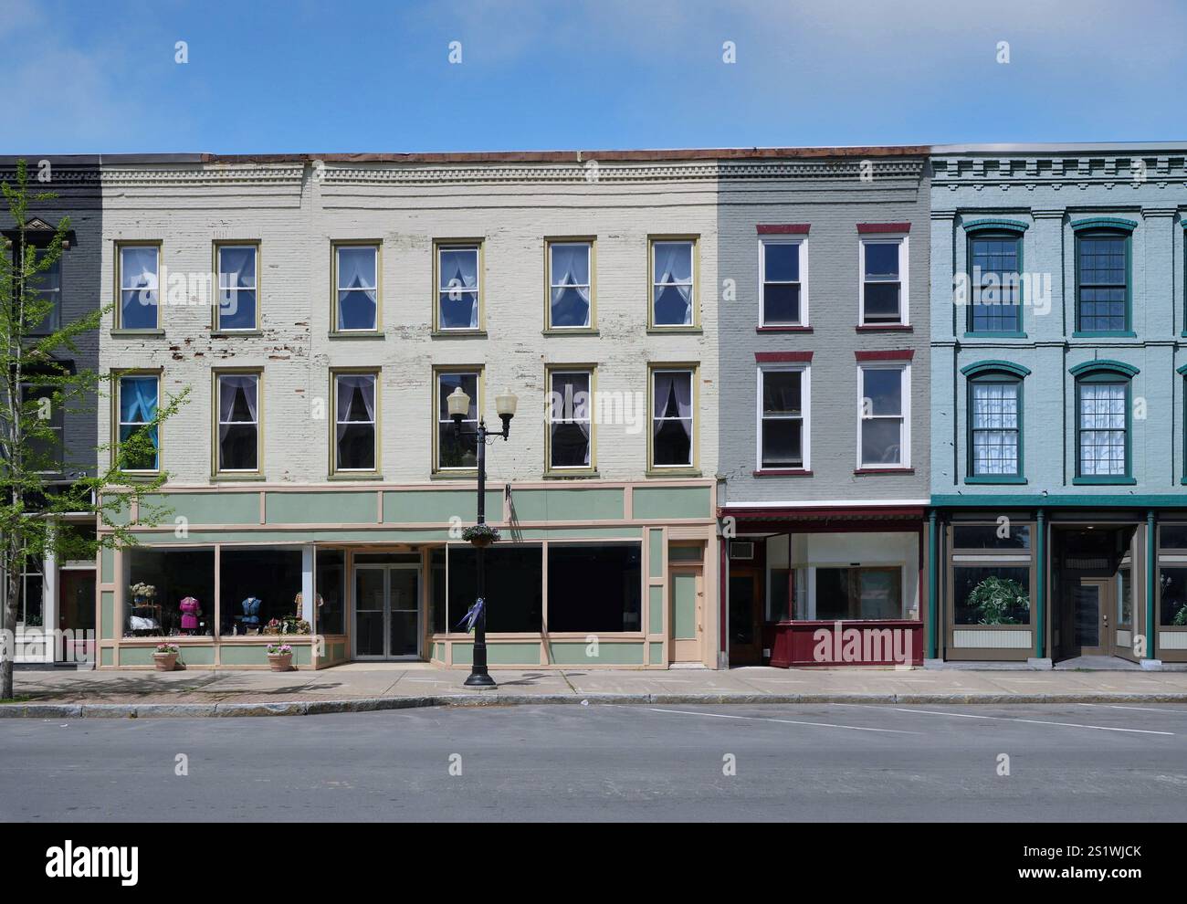 Petite ville rue principale bâtiments du XIXe siècle avec magasins au rez-de-chaussée et appartements au-dessus Banque D'Images