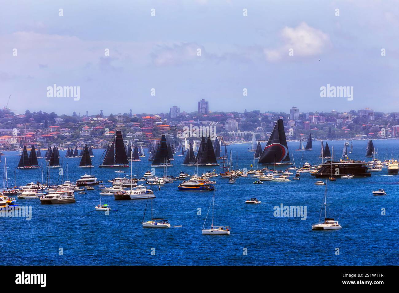 Vue panoramique sur la ligne de départ de la course de yachts Sydney Hobart dans le port de Sydney entourée de spectateurs. Banque D'Images
