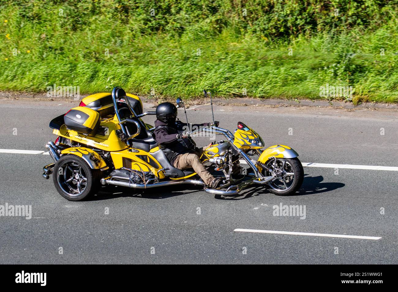 Highwayman jaune lumineux American Super Trike Bike moto. Boom Trike X 11 Fighter 2008 moteur 2L. Le Boom Trike ultime propulsé par un moteur Peugeot 2 l à injection à double arbre à cames développant 140 CH avec boîte manuelle à cinq rapports et marche arrière. Banque D'Images