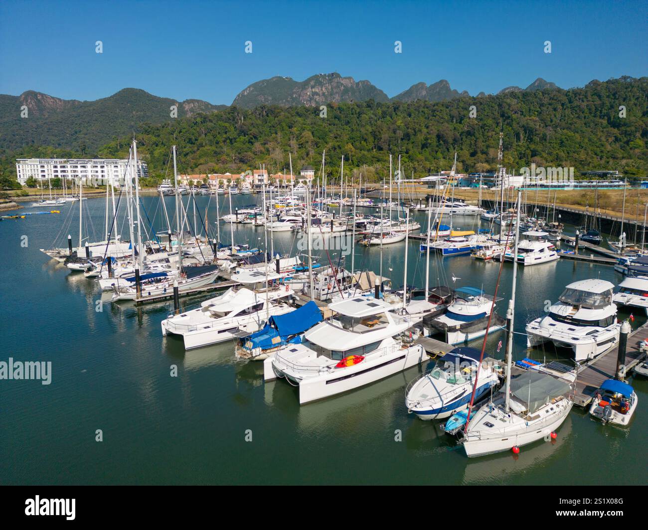Drone vue aérienne de voiliers et bateaux dans le port de Telaga et Perdana Quay sur l'île Pulau Langkawi située dans le détroit de Malacca à Kedah, Malaisie Banque D'Images