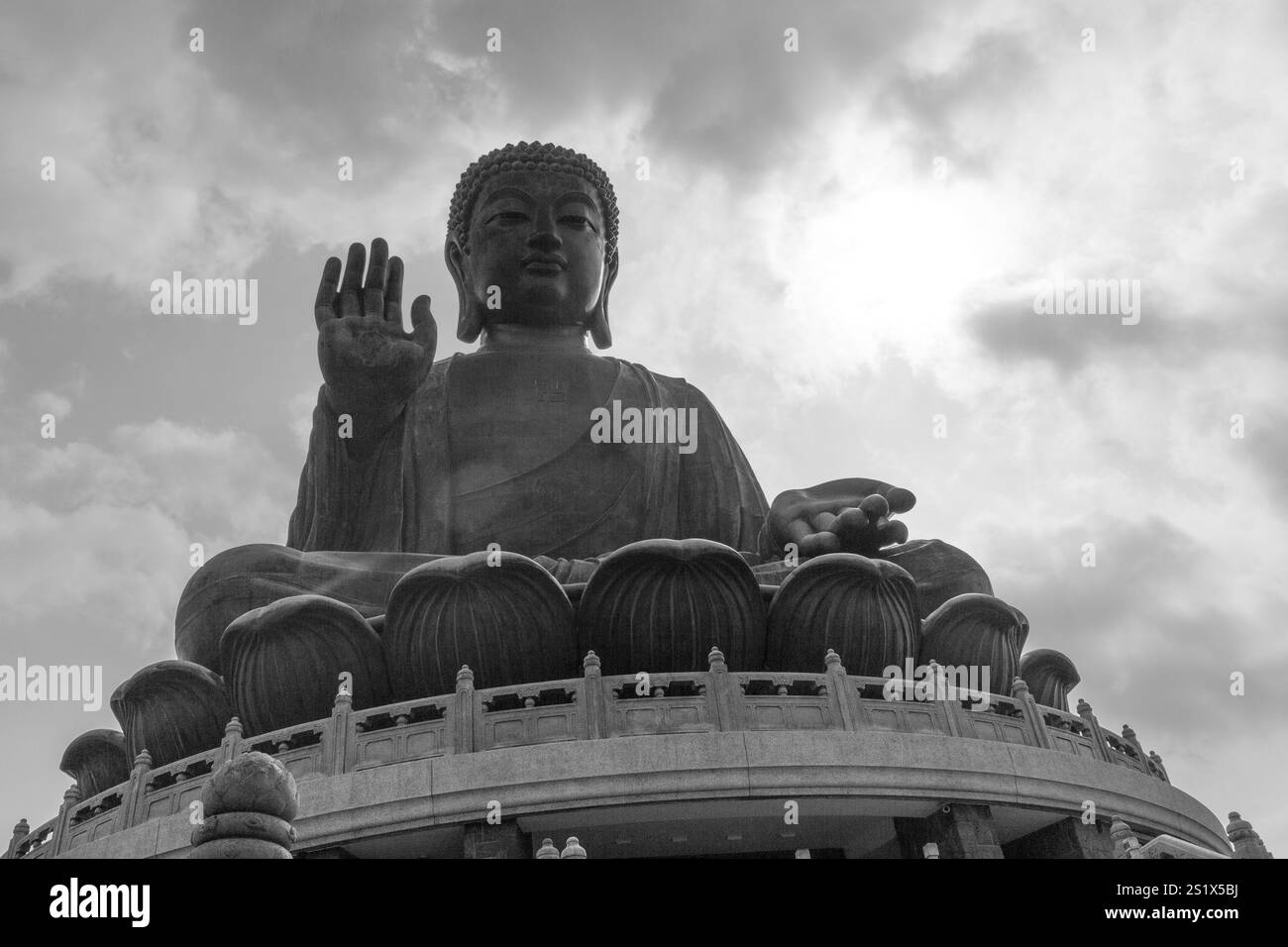 La statue de bronze de Big Buddha est située dans le village de Ngong Ping près du monastère de po Lin sur le côté ouest de l'île de Lantau, Hong Kong, dans l'Île de PE Banque D'Images