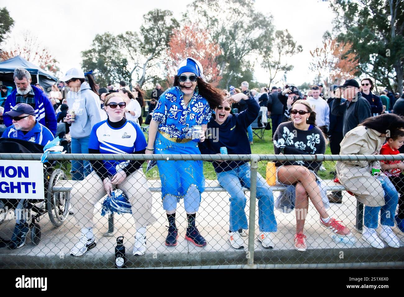 WANGARATTA, AUSTRALIE. 14 septembre 2024. Les supporters de football aux couleurs vives vêtus des couleurs bleu ciel du club encouragent la clôture avant le St Banque D'Images