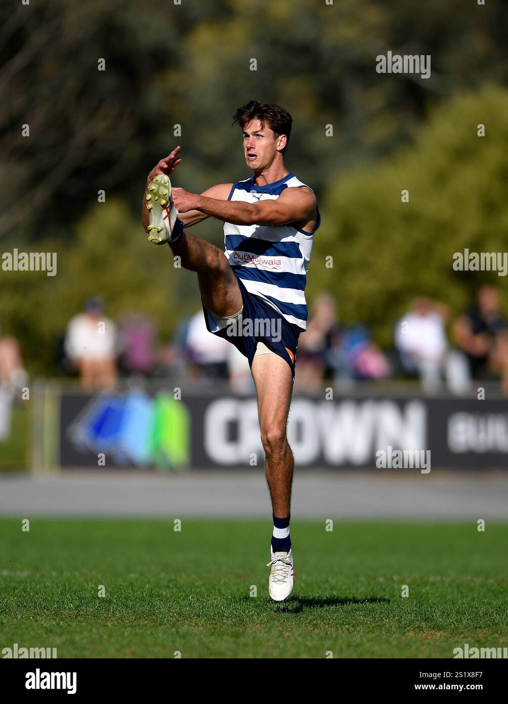 WANGARATTA, AUSTRALIE. 7 SEPTEMBRE 2024. Photo : Dan Howe de Yarrawonga jambe tendue dans les airs après avoir tiré au but pendant le Yarrawonga Foo Banque D'Images