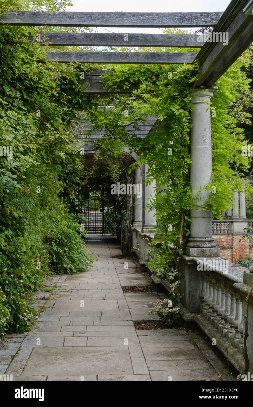 Pergola Hampstead Heath Hill Garden. Joyau caché dans le nord de Londres. Banque D'Images