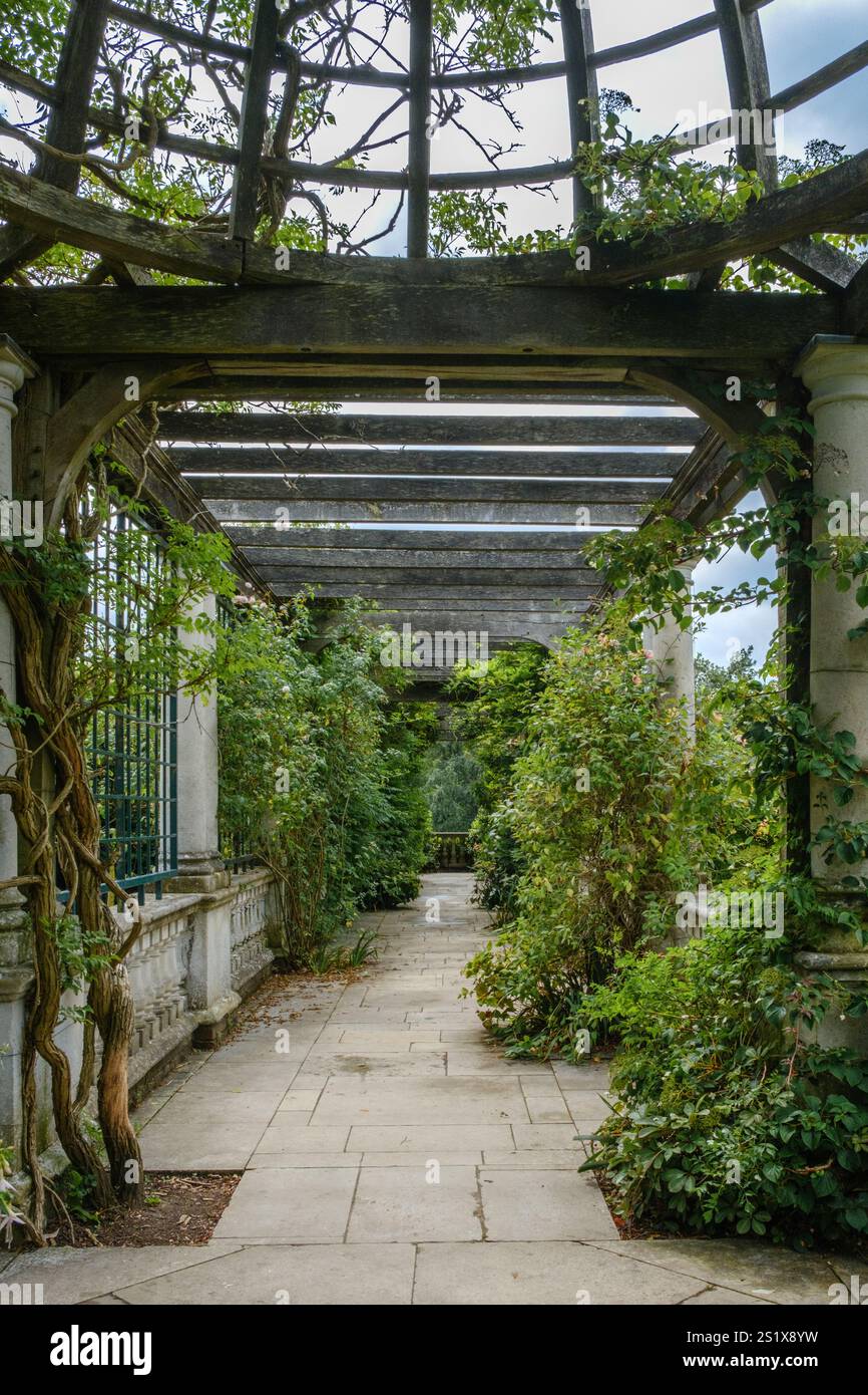 Pergola Hampstead Heath avec toit boisé en dôme. Joyau caché dans le nord de Londres. Banque D'Images
