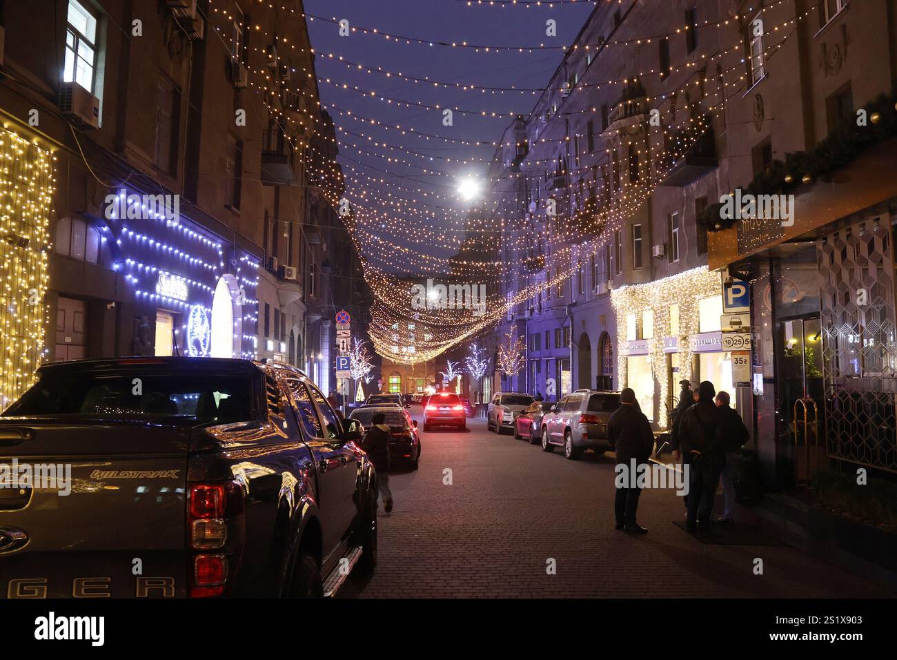 Non exclusif : KIEV, UKRAINE - 30 DÉCEMBRE 2024 - des jeux de lumières illuminent le passage de Kiev, Kiev, capitale de l'Ukraine. Banque D'Images