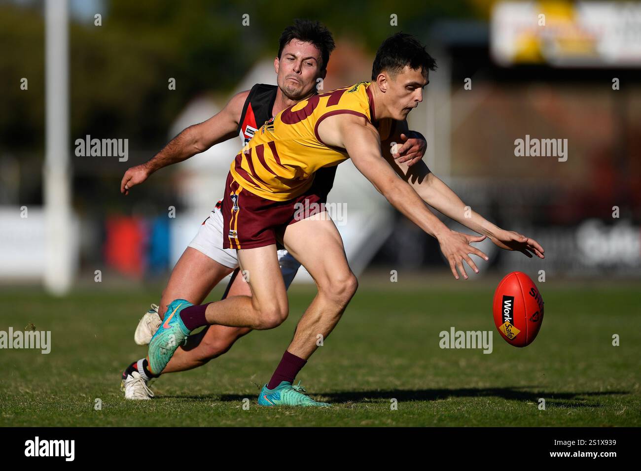SHEPPARTON, AUSTRALIE 18 mai 2024. Sur la photo : Chris Welsh de Benalla (à gauche) va faire un tacle lors de l'Australian Rules Football, Goulburn Valley Foo Banque D'Images