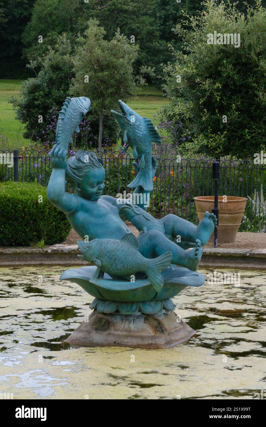 Fontaine de bébé d'eau, statue de bronze dans un étang à Golders Hill Park, Golders Green, Londres. Banque D'Images
