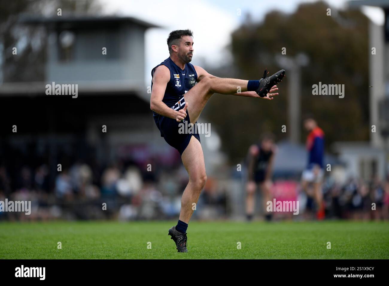 WANGARATTA, AUSTRALIE. 14 septembre 2024. Un joueur Greta réserve donne un coup de pied vers le but avec la jambe tendue pendant les fours et King réserve Grand F Banque D'Images
