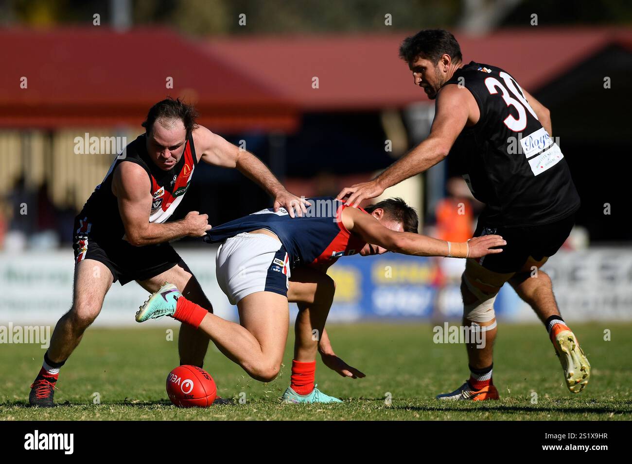 BENALLA, AUSTRALIE 20 avril 2024. Jarrad Waite (à droite) lors de l'Australian Rules Football, GVFL Round 3 match Benalla Saints vs Shepparton United Banque D'Images