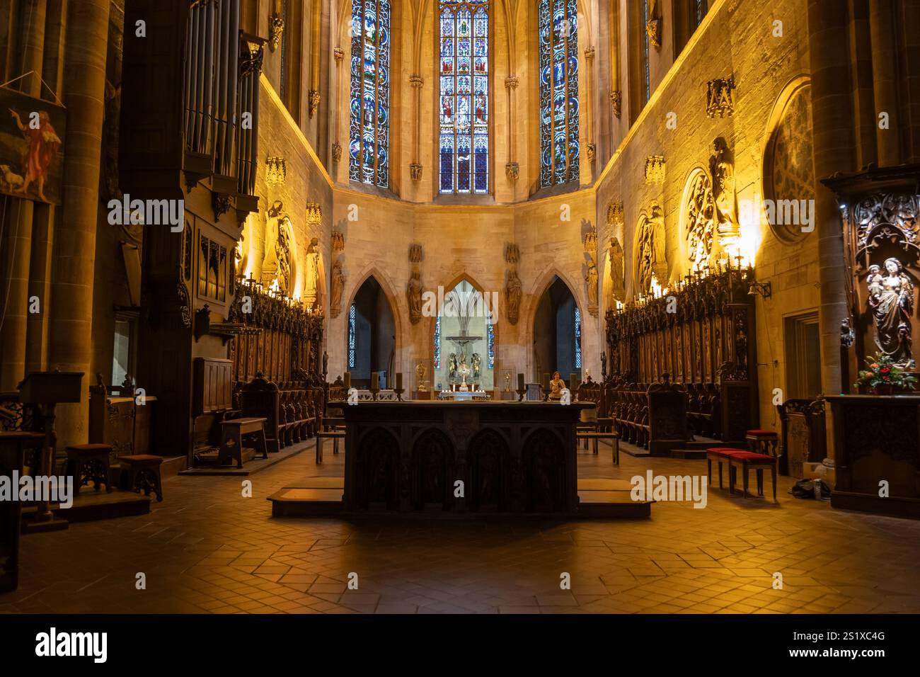 Intérieur de l'église Saint Martin avec maître-autel et chœur dans la ville de Colmar, Alsace, France. Architecture gothique, église catholique romaine à partir de 1365. Banque D'Images