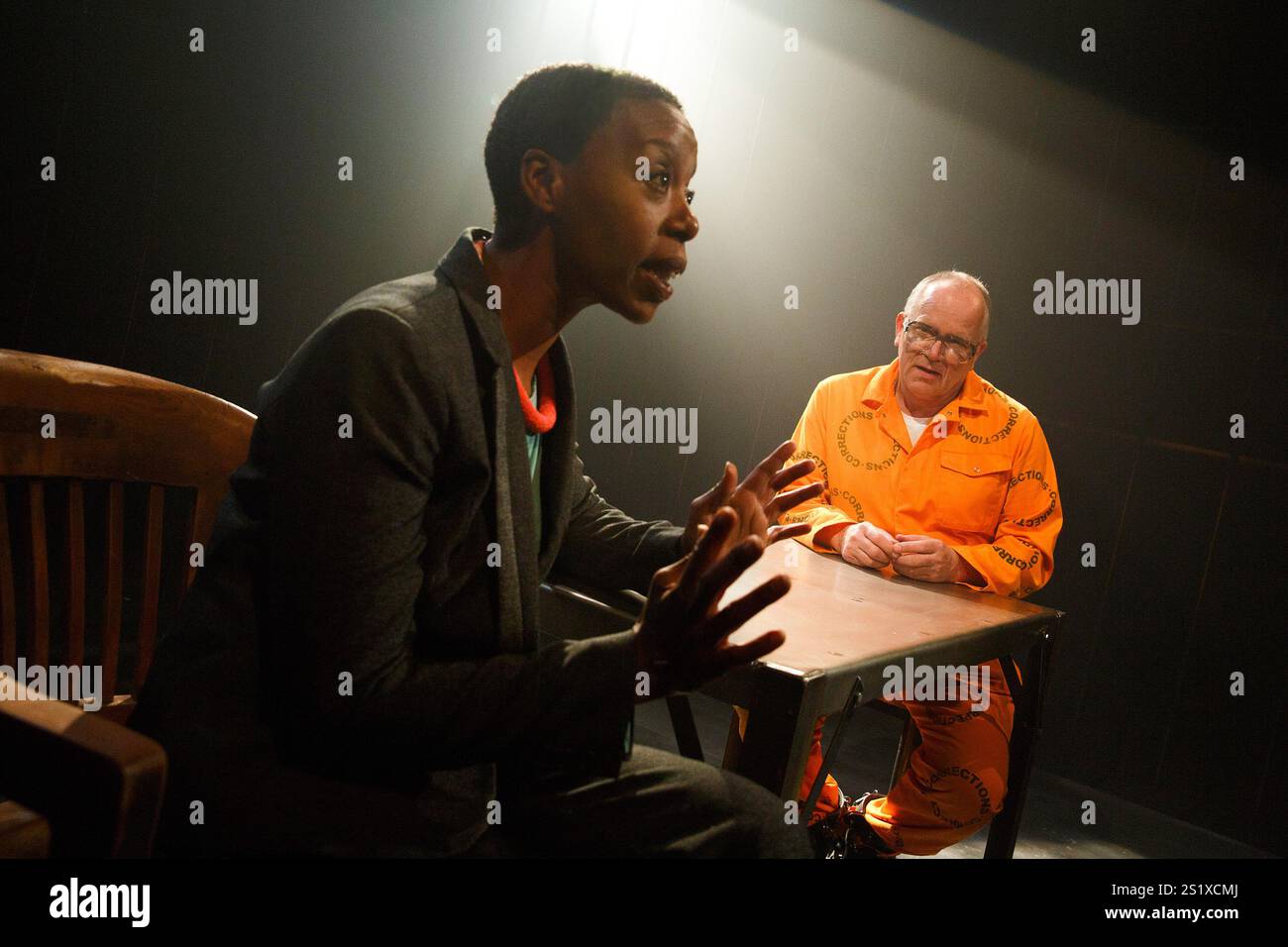 Noma Dumezweni (Pumla Gobodo-Madikizela), Matthew Marsh (Eugene de Kock) dans Un ÊTRE HUMAIN MORT CETTE NUIT-LÀ par Nicholas Wright au Hampstead Theatre, Londres NW3 28/05/2014 une production du Fugard Theatre basée sur le livre de Pumla Gobodo-Madikizela design : Paul Wills éclairage : Tim Mitchell réalisateur : Jonathan Munby Banque D'Images