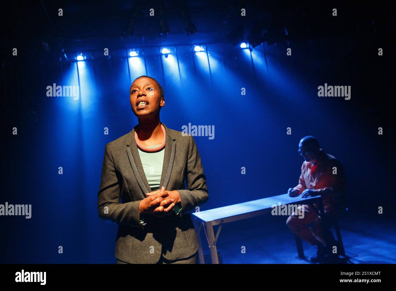 Noma Dumezweni (Pumla Gobodo-Madikizela), Matthew Marsh (Eugene de Kock) dans Un ÊTRE HUMAIN MORT CETTE NUIT-LÀ par Nicholas Wright au Hampstead Theatre, Londres NW3 28/05/2014 une production du Fugard Theatre basée sur le livre de Pumla Gobodo-Madikizela design : Paul Wills éclairage : Tim Mitchell réalisateur : Jonathan Munby Banque D'Images