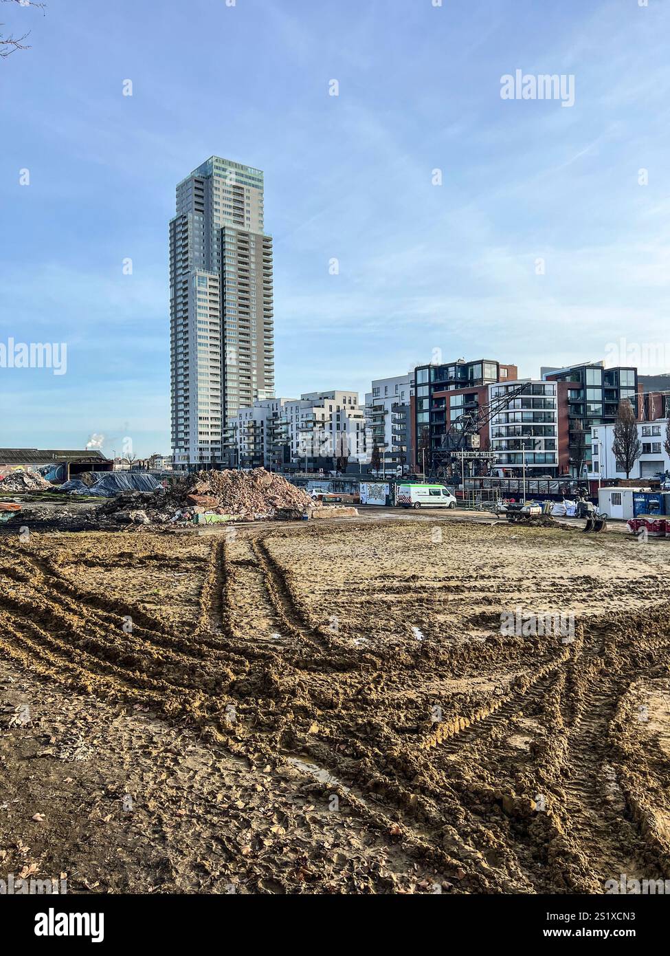 Bruxelles, Belgique - 1er février 2023 : un paysage le long du canal qui traverse la ville de Bruxelles. Cette zone mixte de logement, de verdure et d'indu Banque D'Images