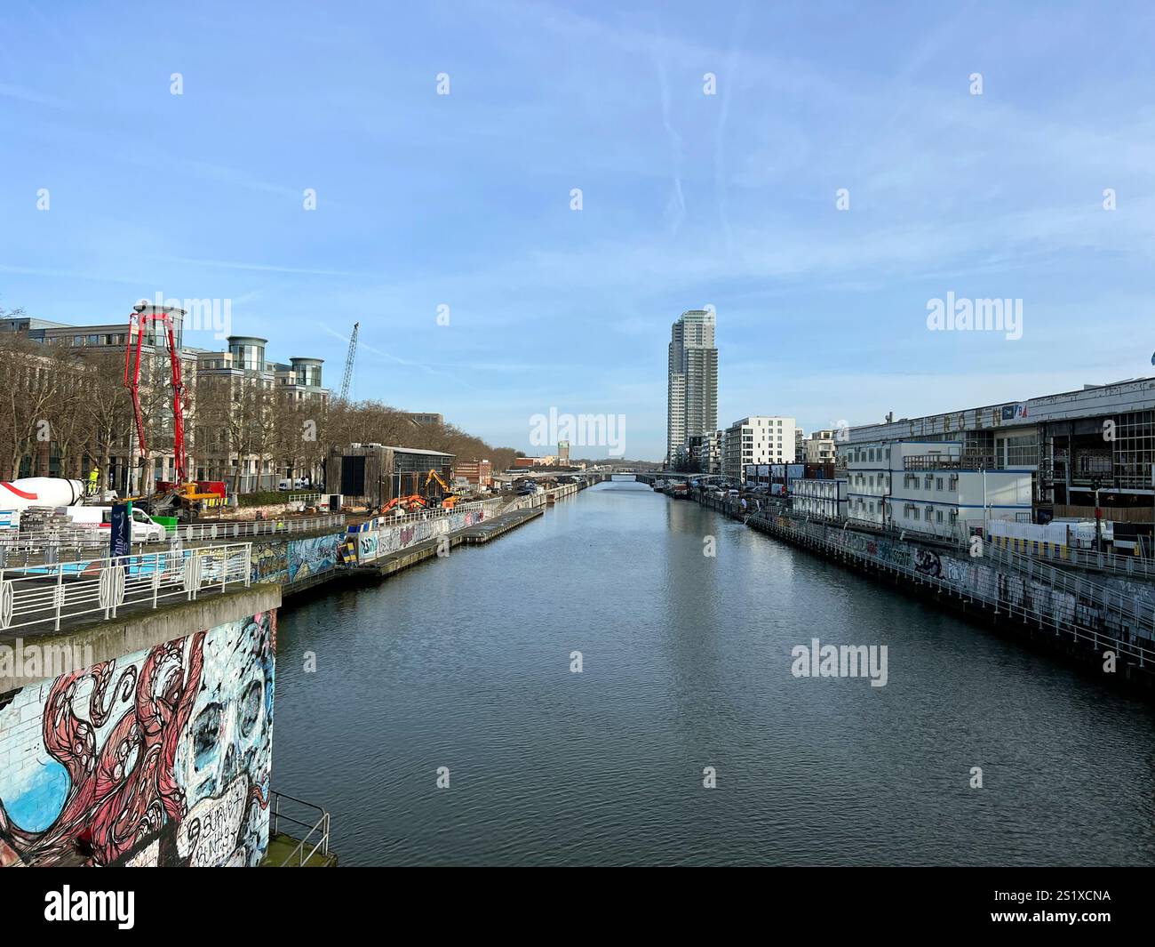 Bruxelles, Belgique - 1er février 2023 : un paysage le long du canal qui traverse la ville de Bruxelles. Cette zone mixte de logement, de verdure et d'indu Banque D'Images