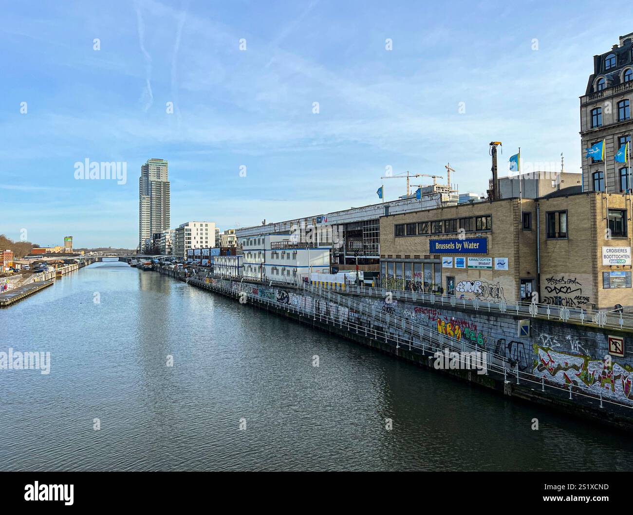 Bruxelles, Belgique - 1er février 2023 : un paysage le long du canal qui traverse la ville de Bruxelles. Cette zone mixte de logement, de verdure et d'indu Banque D'Images