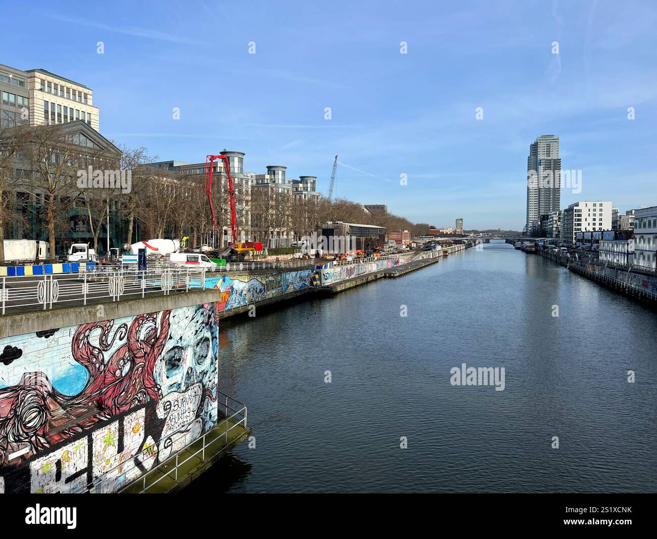 Bruxelles, Belgique - 1er février 2023 : un paysage le long du canal qui traverse la ville de Bruxelles. Cette zone mixte de logement, de verdure et d'indu Banque D'Images