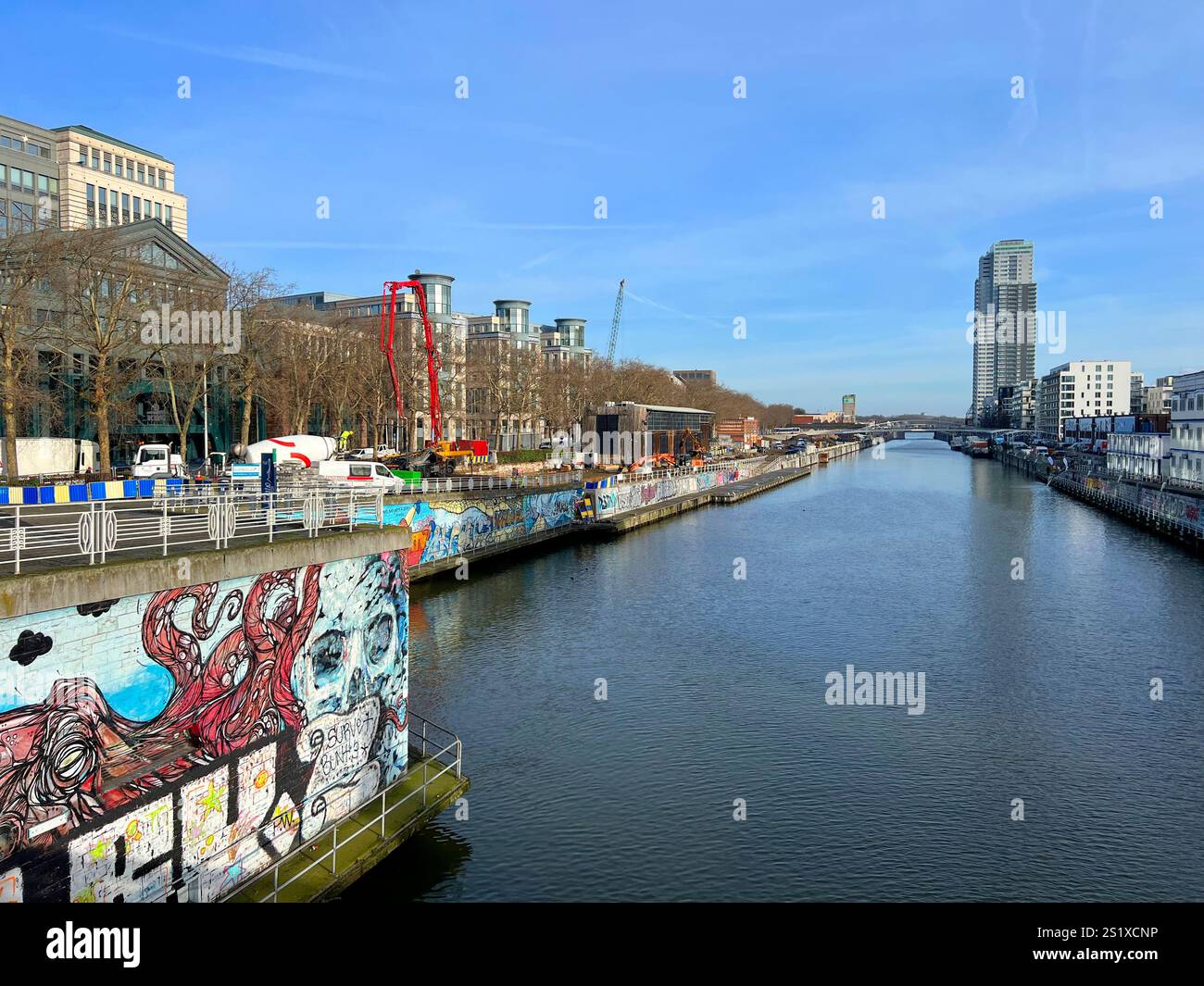 Bruxelles, Belgique - 1er février 2023 : un paysage le long du canal qui traverse la ville de Bruxelles. Cette zone mixte de logement, de verdure et d'indu Banque D'Images