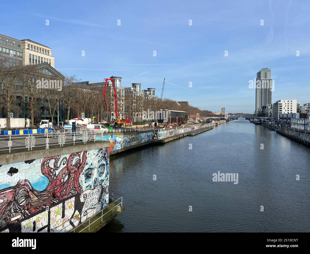 Bruxelles, Belgique - 1er février 2023 : un paysage le long du canal qui traverse la ville de Bruxelles. Cette zone mixte de logement, de verdure et d'indu Banque D'Images