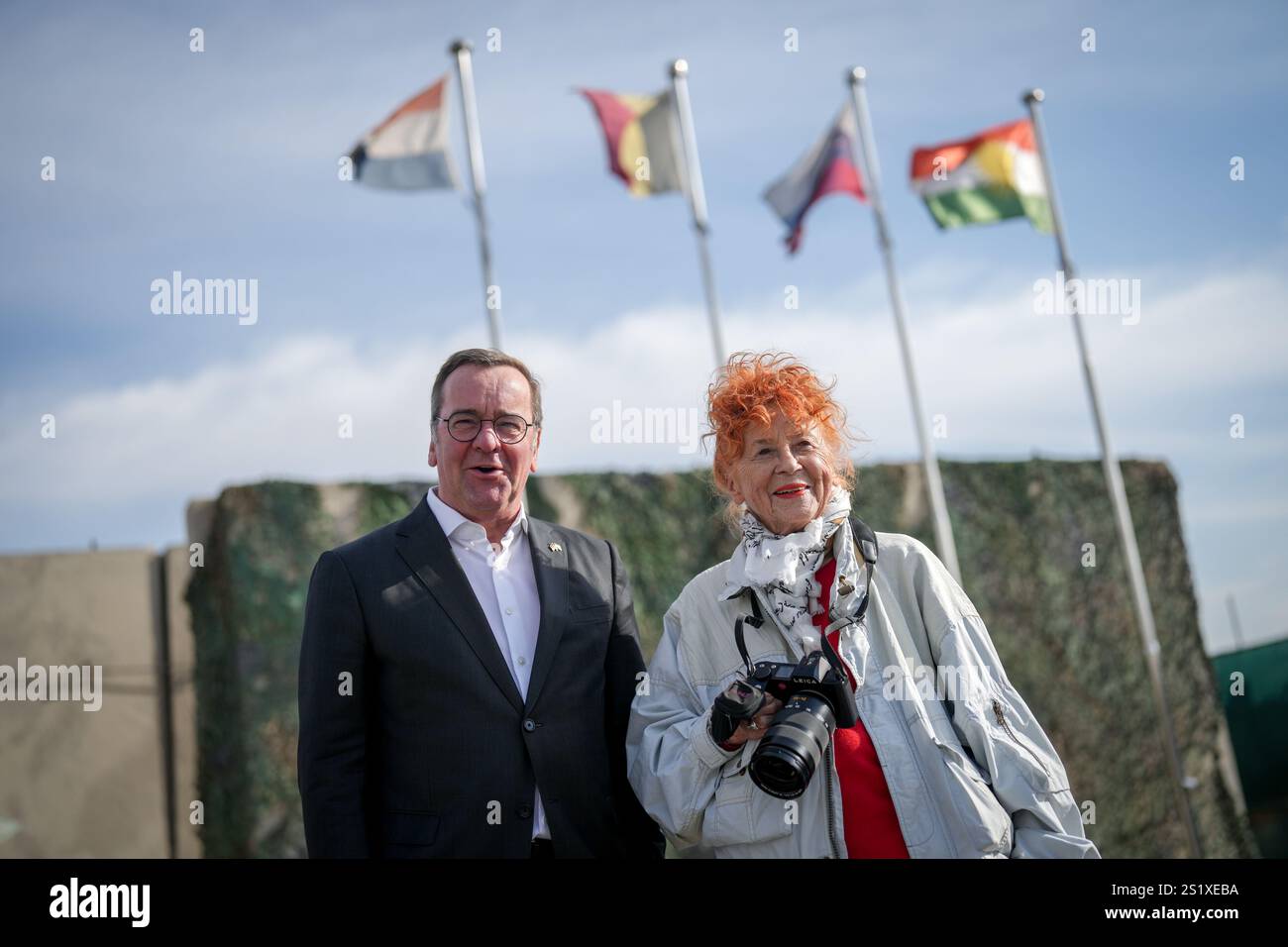 12 décembre 2024, Irak, Erbil : Boris Pistorius (à gauche, SPD), ministre fédéral de la Défense, s'entretient avec Herlinde Koelbl, photographe, journaliste et auteure, au Camp Erbil. Koelbl a accompagné le ministre lors du voyage pour un projet de livre. Sur 03.02.2025 le livre 'Boris Pistorius. Départ - en conversation avec Herlinde Koelbl'. Photo : Kay Nietfeld/dpa Banque D'Images